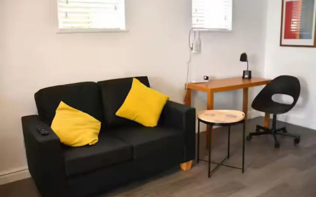 Stunning 1BR Apt in Central Cheltenham