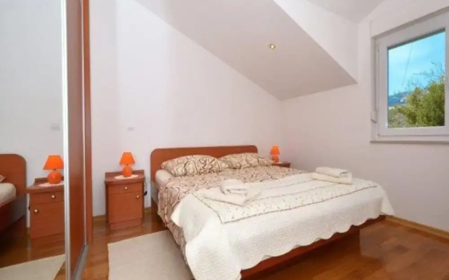 Bright Kaštela Apartment With Balcony and Private Parking