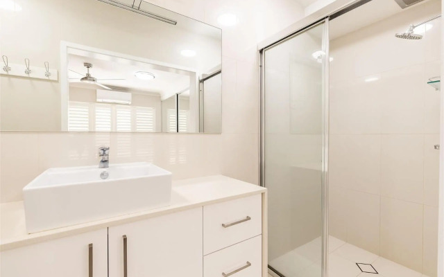 Sandy Beach House - Corlette Waterfront