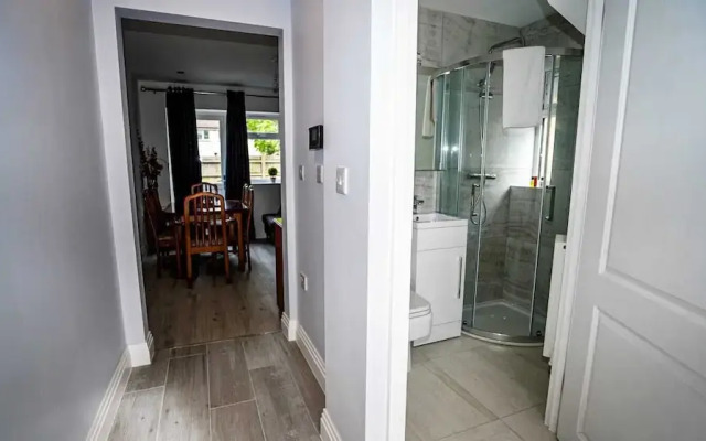 Modern 4-Bedroom Home with Free Parking