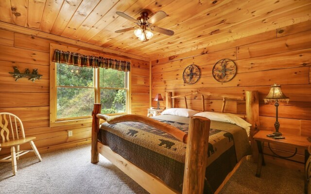 Spacious Cubby Bear Cabin with Private Hot Tub by Redawning