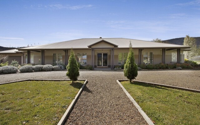 Collins Retreat - 4 Bedroom home with Pool