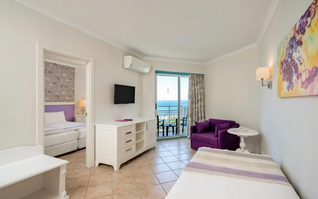 İz Flower Side Beach Hotel