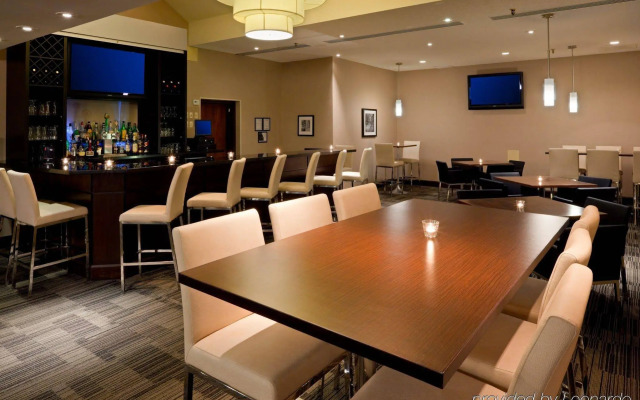 Holiday Inn Oakville Centre by IHG