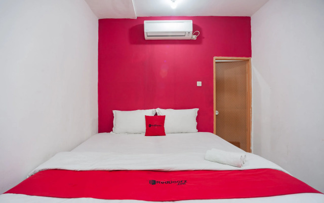 RedDoorz Plus near Mall Kelapa Gading