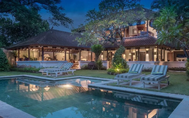 Colonial White House - Seminyak