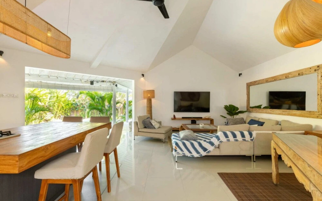 3BR Charming Villa 2 Minutes From Berawa Beach – Guest Rooms – Tibubeneng