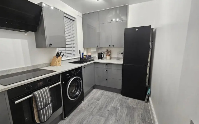 Newly Renovated 2 Bed With Garden & Parking