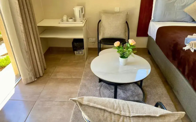 Poolside Executive Suite Near Airport - 2322