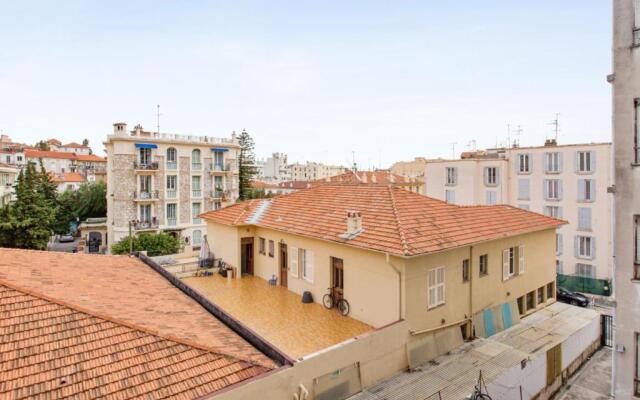 Modern and bright flat in a calm street close to Nice station - Welkeys