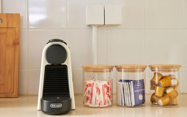 Sunny Pink Street Historical Apt, By TimeCooler