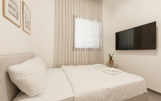 AirTLV - Menachem Begin Apartment