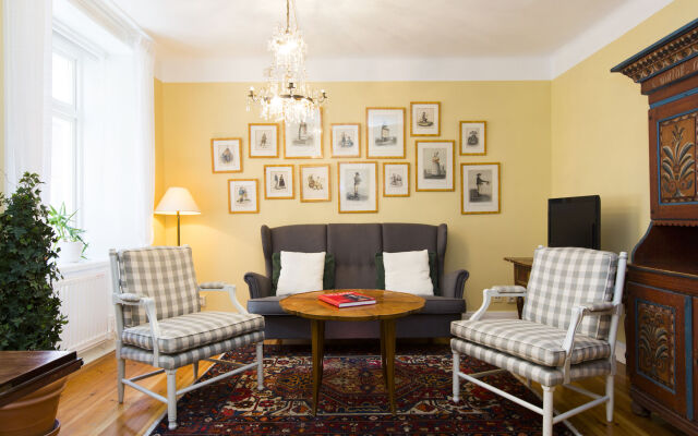 Lady Hamilton Apartments