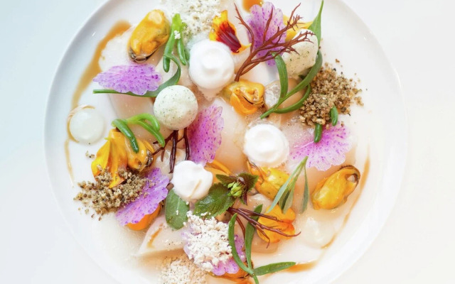 Nice Chalet with Fireplace near Oosterschelde