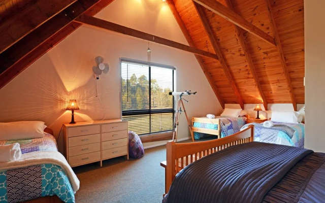 Silver Springs 6br Luxury Homestead with Wifi, Pool. Fireplace, Views, Olives and Space