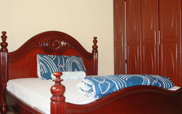 Kampala 5-beds, Sleeps 8 With Garden & Parking