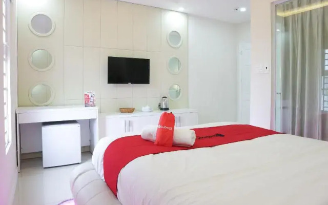 RedDoorz Premium @ Nguyen Thai Son Street