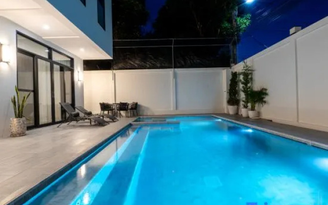 T M L-Urban 4 Bedroom-Independent Swimming Pool and Ktv