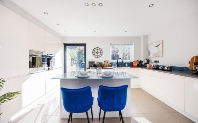 Large 4 Bed Townhouse in Uxbridge Sleeps 9