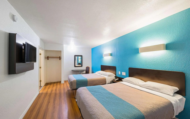 Motel 6 Grand Prairie, TX - Interstate 30