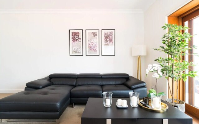 2 Bedroom Home in Kirribilli With a Great View