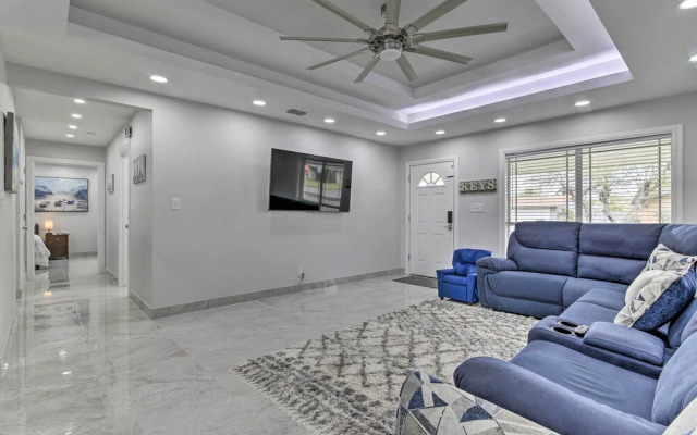 Patio & Grill: Spacious Gem Near Gulf Coast!