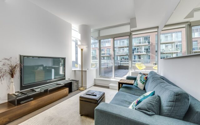 Stylish New 2BR Luxury Condo w Parking