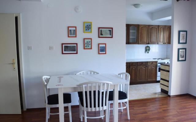 Two bedroom apartment near centre