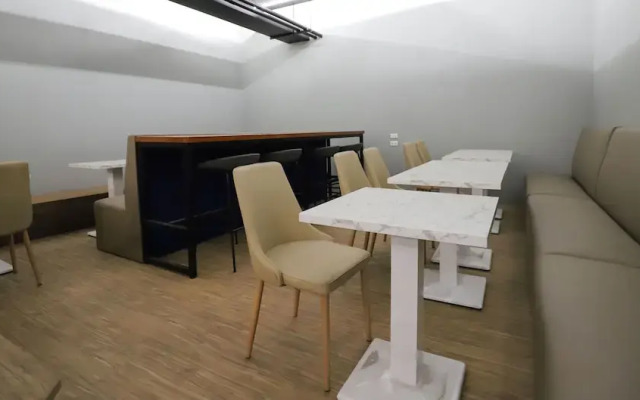 Dash Forwaves Hotel