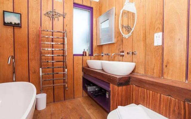 Spacious 2 Bedroom House With Garden
