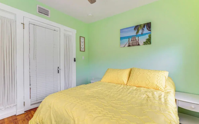 Walk to Manatee River: Palmetto Unit w/ Sunroom