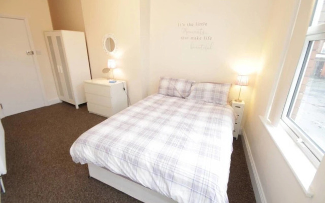 Large 6 bed House With Hot Tub