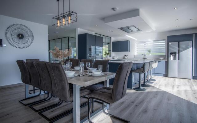 Sunrise - 5 Bedroom Luxurious Holiday Home - Pendine