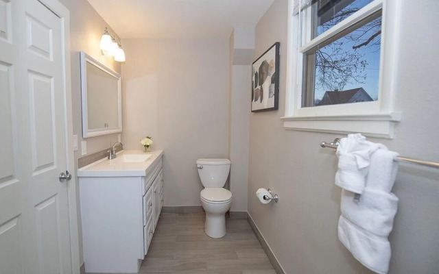 Couple’s Getaway | Walk to UNC |FREE Cruiser Bikes