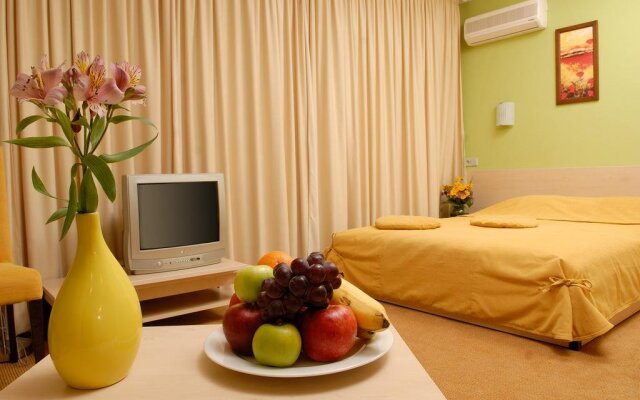 7 Days Hotel Kamyanets-Podilskyi