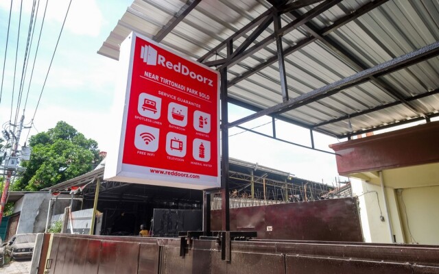 RedDoorz near Tirtonadi Park Solo