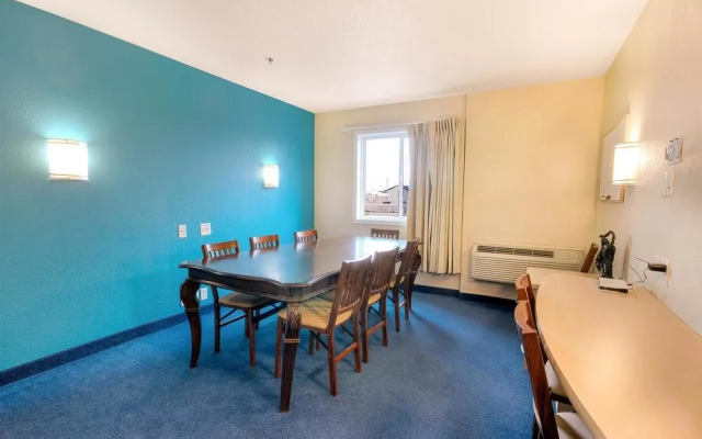 Motel 6 Claresholm Ab