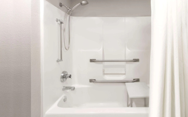 Super 8 by Wyndham Plymouth