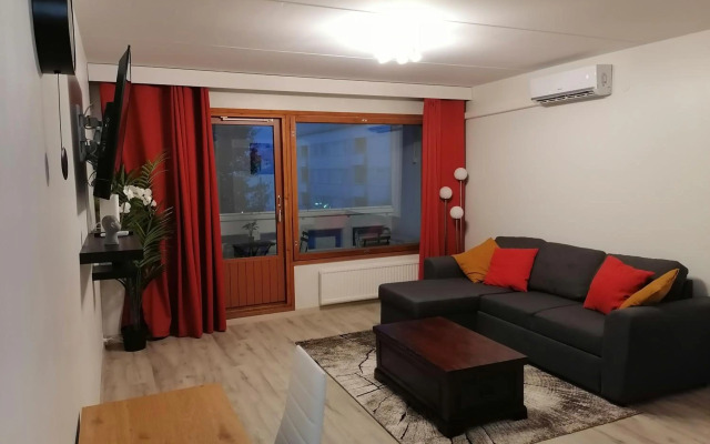 Keskustan kaksio parvekkeella, ilmastoitu.