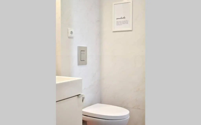 NEW!Central w/ sunny terrace - 9 min walk Trindade