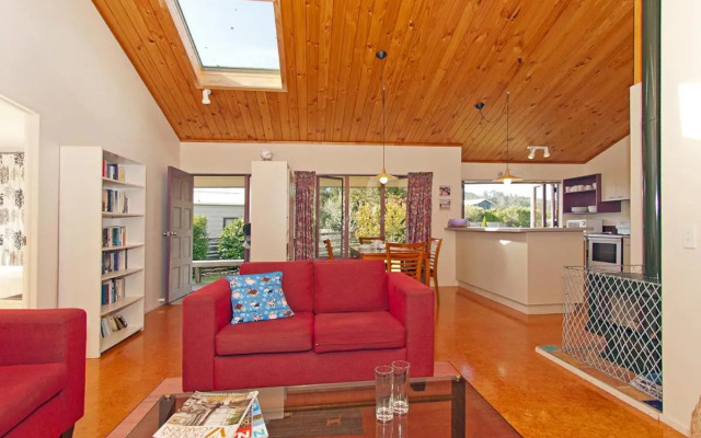 Carefree at Cooks - Cooks Beach Bach