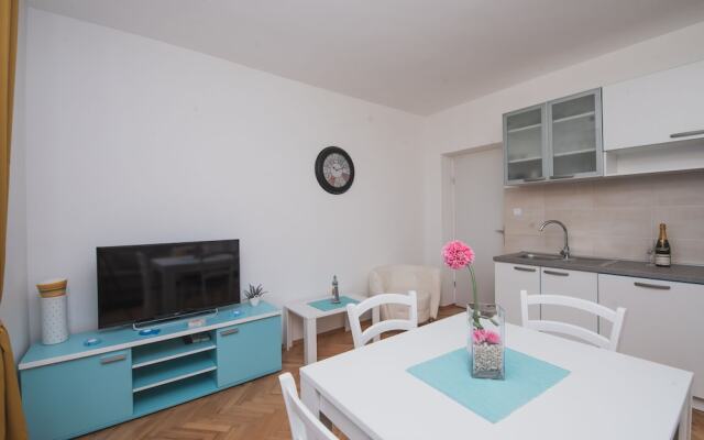 Apartments by the Sea Semy
