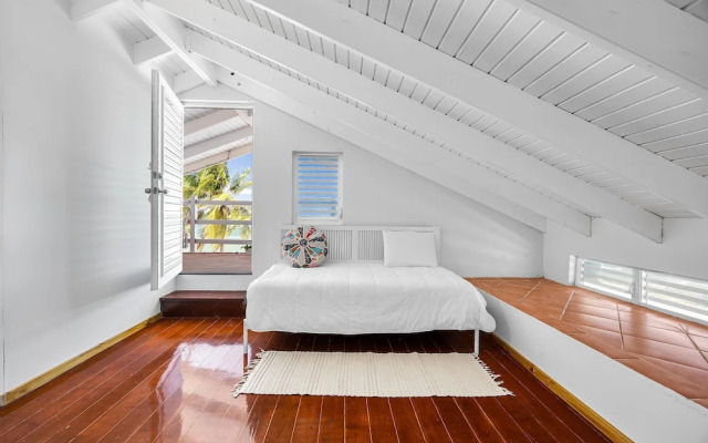 Golf Course Access Balcony Infinity Pool