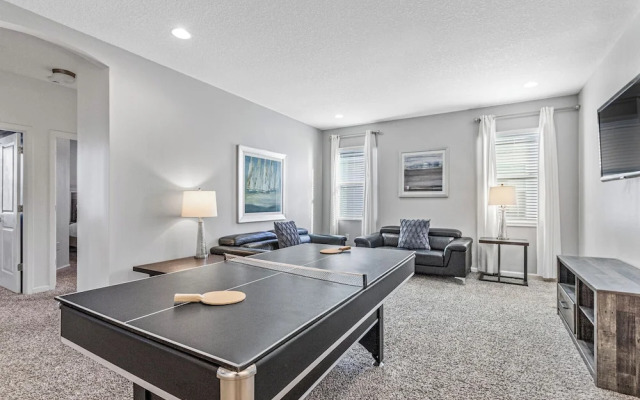 UpstaySpaciousHomePoolHotTubSleeps27