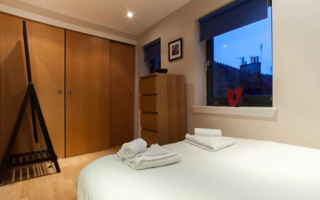 Bright & Stylish West End Apartment, Sleeps 2-4