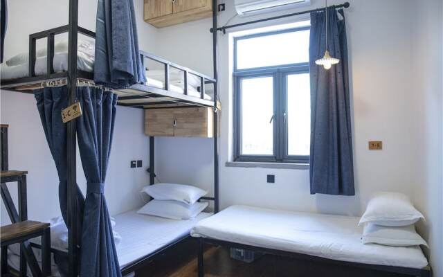 Zeako Youth Hostel