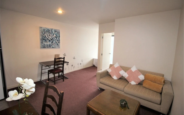 Unbeatable Central Apt next to Queen 22H