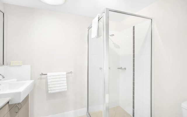 Belle Escapes - 404 The Edge Penthouse with Water Views