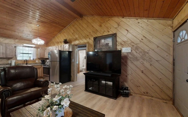 Little Mountain Hideaway 2 Bedroom Cabin by RedAwning