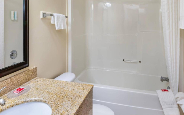 Econo Lodge Inn & Suites
